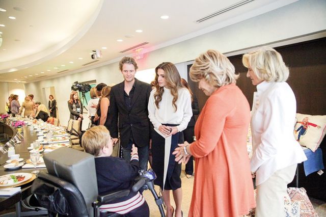 الملكة رانيا تلتقي في نيويورك عددًا من ناشطي العمل الاجتماعي والتنموي والإنساني