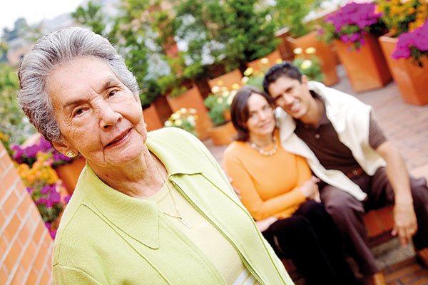 «عروس الابن»... أمهات يبحثن عن إبرة في كومة قش