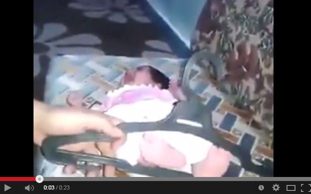 بالفيديو - طفل رضيع يتعرض للضرب بطريقة وحشية، هل هكذا تكون التربية؟