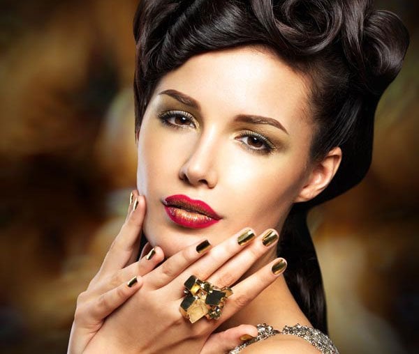 الذهبي أو الفضي بمحاذاة الأهداب