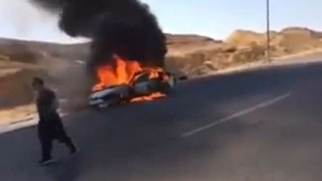 بالفيديو: شجاعة أحمد السقا في إخماد سيارة محترقة