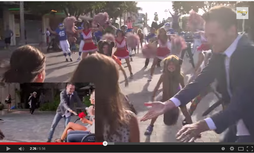 بالفيديو- استعان بـ40 راقص محترف ليطلب الزواج من حبيبته