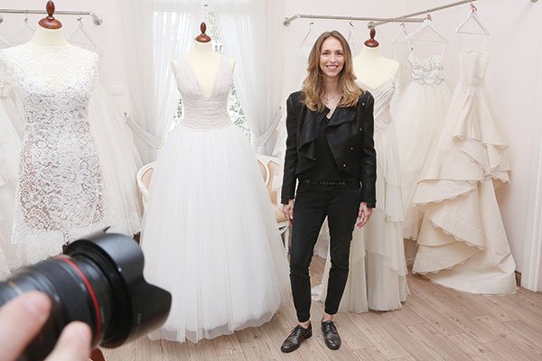 المصمّمة كارولين صيقلي: لم أختر تصميم الأزياء بل هو اختارني