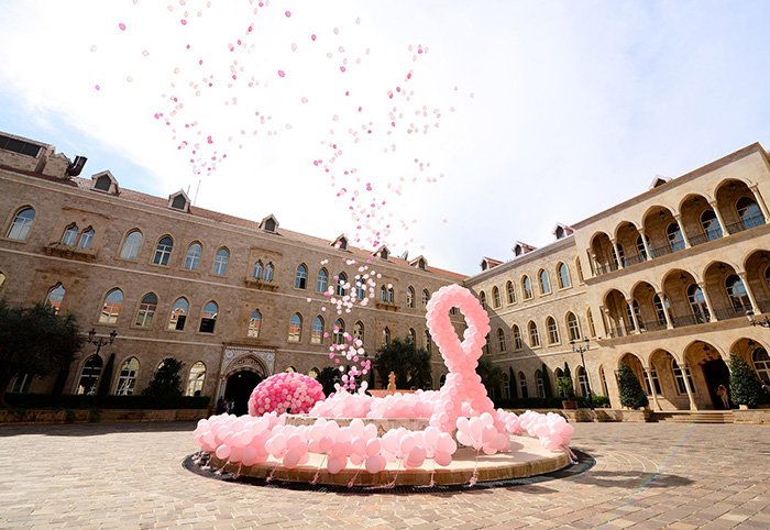 السراي الكبير يرتدي الزهري