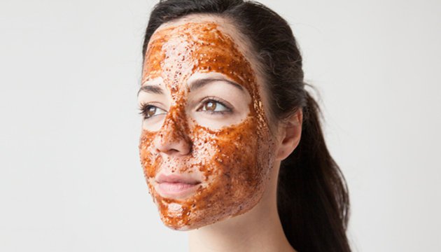 نصيحة من قارئات لها، القرفة تخلّصك من البثور وتغنيك عن الماكياج!