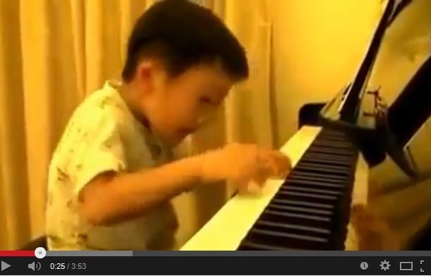 بالفيديو- هذا الطفل عبقري... استمعوا إليه