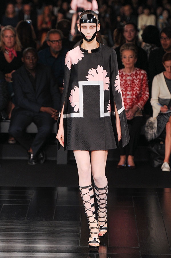 عرض Alexander Mc Queen من باريس