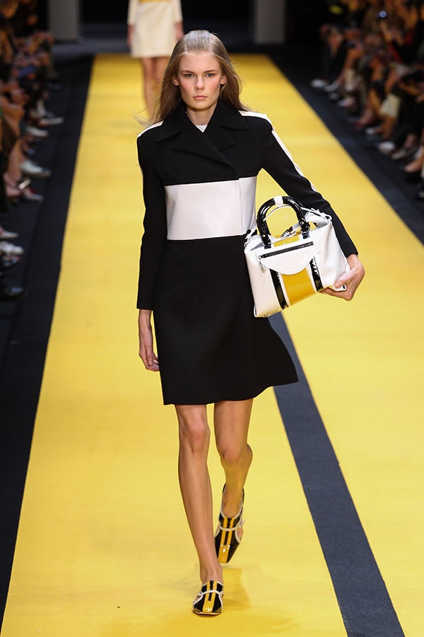 جلد، أقمشة مطبوعة وحقائب ملوّنة