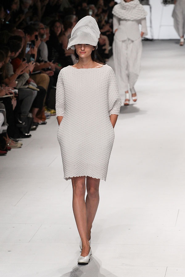 عرض Issey Miyake لربيع وصيف 2015