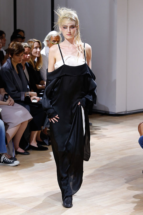 عرض Yohji Yamamoto من باريس