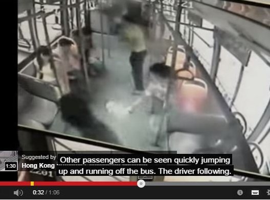 بالفيديو- هاتف ينفجر في يد سيّدة، ماذا فعل الركاب؟