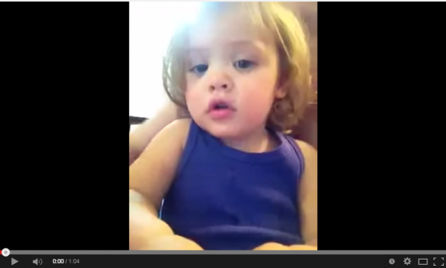 بالفيديو- طفلة تسمع صوت أمها التي توفت قبل سنة، ردة فعلها تُبكي