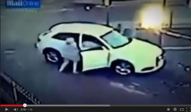 بالفيديو - امرأة تضرب لصاً كان يسرق سيارتها ضرباً مبرحاً، وتتحوّل إلى بطلة!