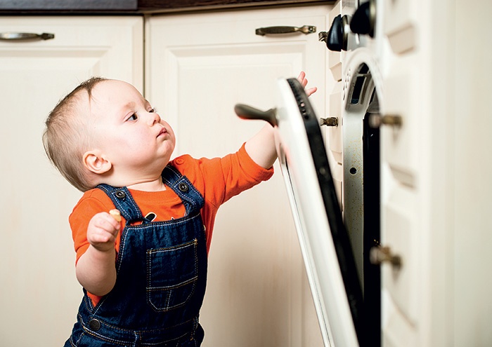 أيّتها الأم كيف تأمنين على طفلك من الحوادث المنزلية