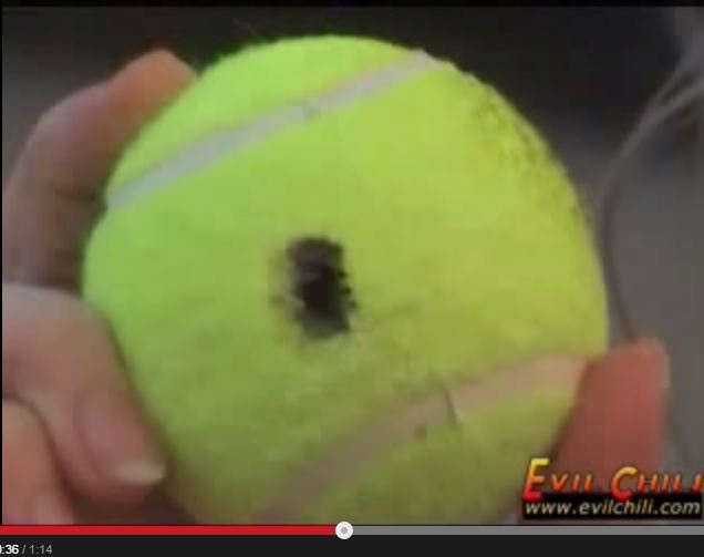 فيديو- في حال نسيت مفتاح السيارة داخلها، افتح الباب بكرة المضرب! تعلم كيف