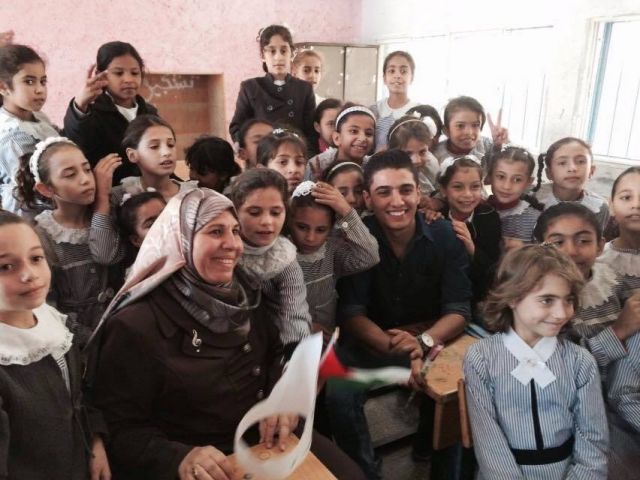 بالفيديو: محمد عساف يعود إلى مقاعد الدراسة في غزة وأمه المعلّمة!