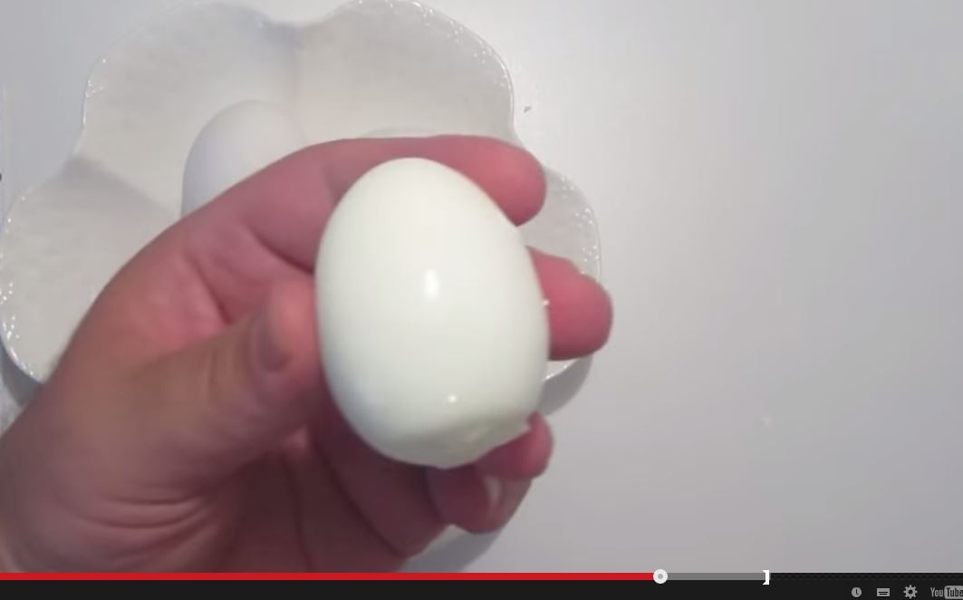 بالفيديو- هذه أسرع طريقة لتقشير البيض، غير الطرق ستكون مضيعة لوقتك!