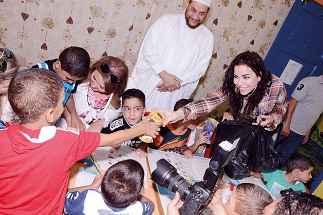 نهال وألفت توزعن الهدايا على الأطفال