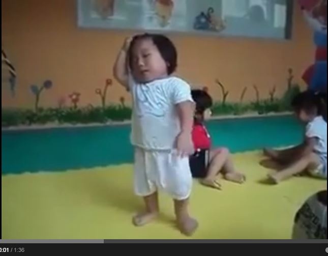 بالفيديو- طفل ينام وهو واقف! كيف كافح النوم؟