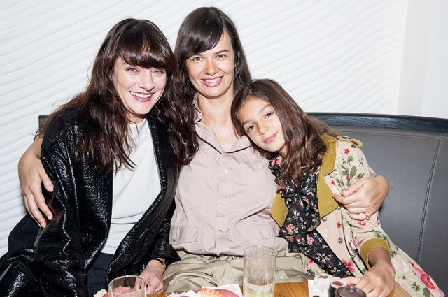 لوسيا بيكا وأناستازيا باربياري مع ابنتها