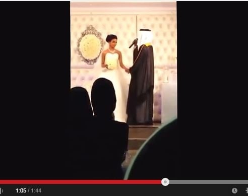 بالفيديو- عريس كويتي يغني لعروسه يحصد 1,6 مليون مشاهدة في أيام