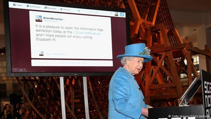 الملكة إليزابيث تغرد للمرة الأولى على تويتر، أو لا لم تكن هي! إليكم القصة
