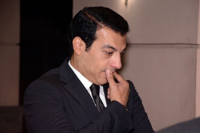 في عزاء والدته إيهاب توفيق يحاول إخفاء مشاعره عن الجميع