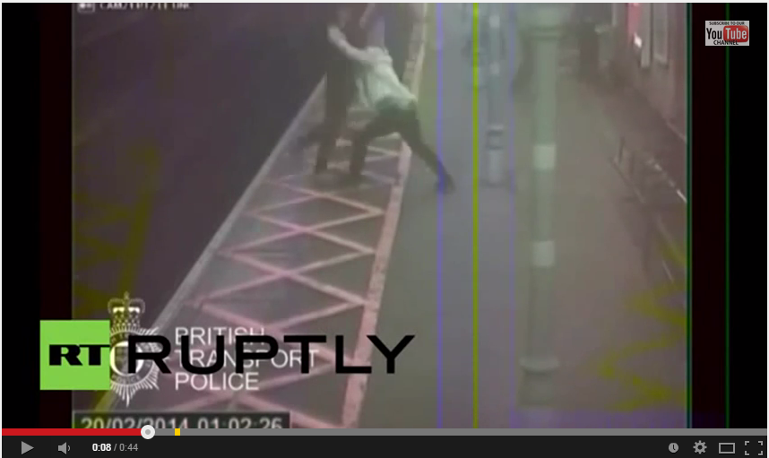 بالفيديو- اعتداء وحشي، شاب يدفع برجل أعمى إلى خط القطار