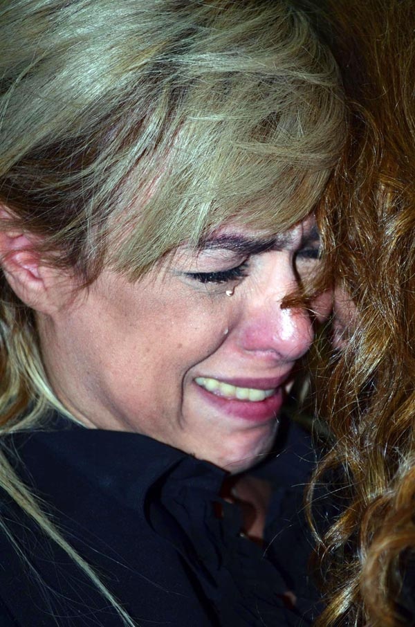 سيمون تنهار من البكاء في عزاء والدتها