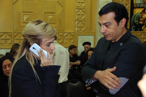 إيهاب توفيق بعزاء والدة سيمون