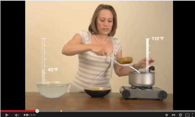 بالفيديو- إلى كل سيّدات المنزل إليك أسهل طريقة لتقشير البطاطا! لن تحتاجي سوى 30 ثانية