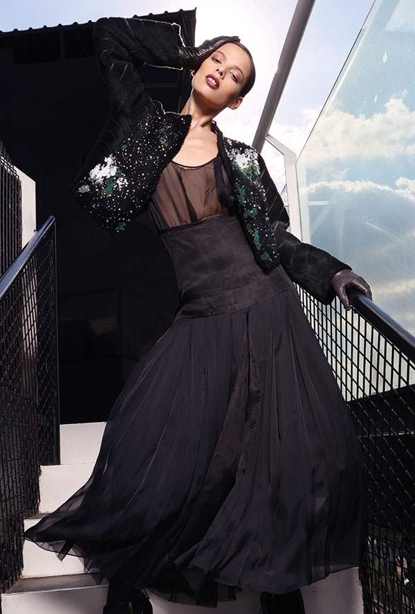 تنورة طويلة وتوب وسترة وقفازات من الجلد. الكل من Fendi.
