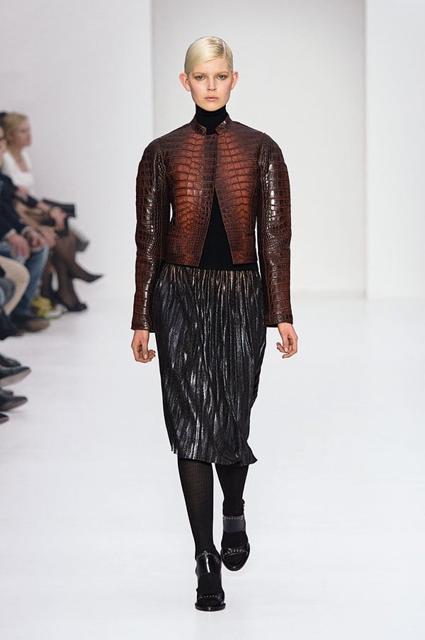 راقية، صارمة تحبّ الترف... Get the Runway look salvatore ferragamo