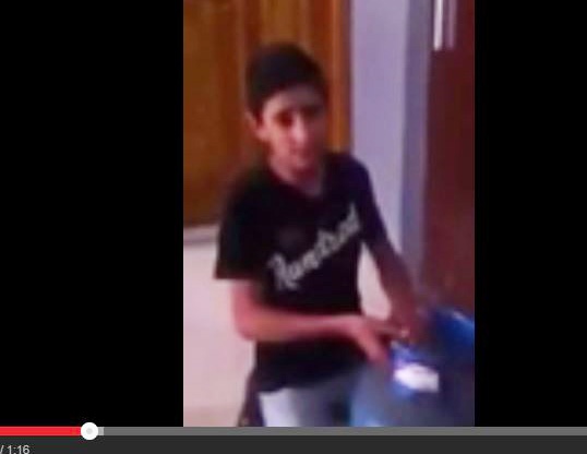 بالفيديو - طفل لبناني يبيع الغاز ويسحر العالم بصوته... 