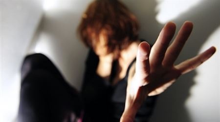 فتاة عربية طلبت من  رجل اغتصاب صديقتها ليوم كامل! ما السبب؟