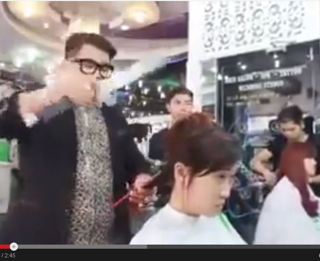 بالفيديو - مصفف شعر مجنون يستعمل السيف لقص الشعر!