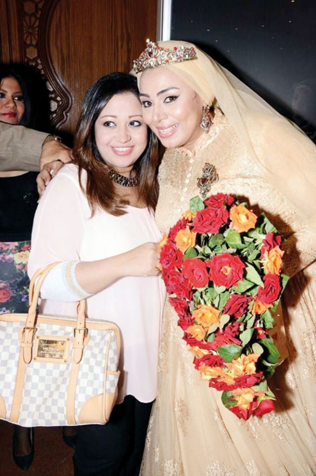 العروس مع المطربة ريهام عبد الحكيم