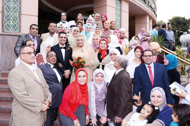 العروسان بجانب الأهل  والأصدقاء المقربين