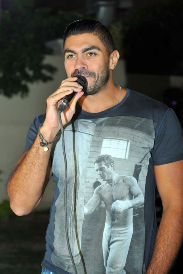 خالد سليم يغني