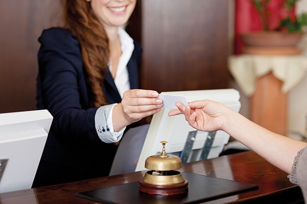 سعوديات ينخرطن في قطاع الفندقة دون مؤهلات علمية وأكاديميات يعتمدن على التدريب وتخصصات جامعية أخرى