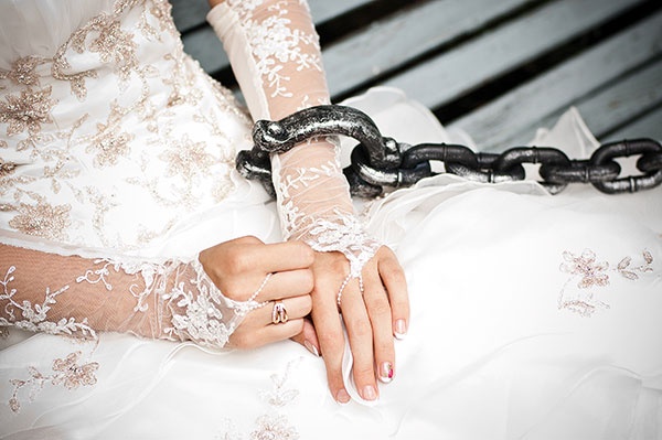 بين مؤيد ورافض: المغتصبة بكر في عقد الزواج؟!