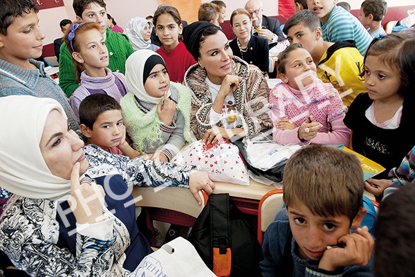 الشيخة موزا تزور مخيّمين للاجئين السوريين في تركيا