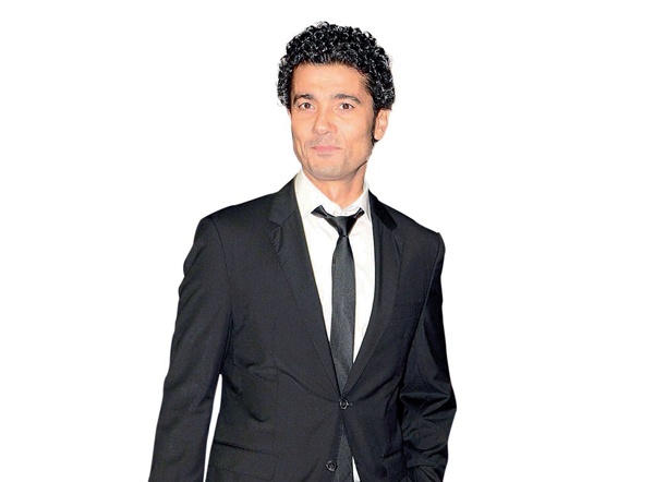 «أكشن» خالد النبوي في مطار القاهرة