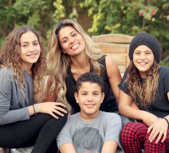 زينة زوجة عمرو دياب بين أولاده عبدالله  وكنزي وجانا