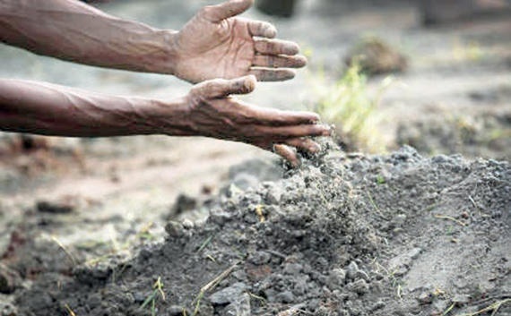 بعد دفنه، رجل خرج من قبره ليبلغ عن قاتليه!