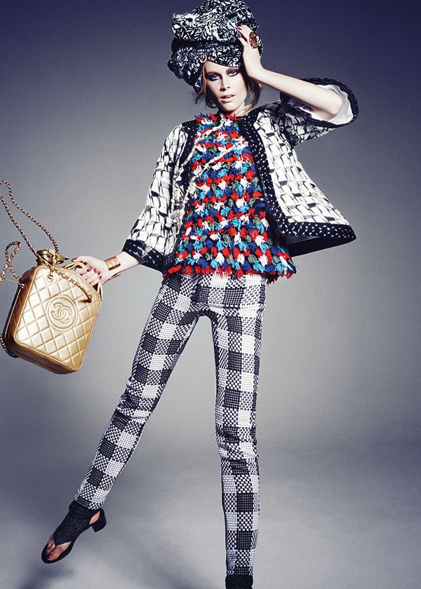 أقراط للأذنين وسوار وخاتم من Julia Burness.
