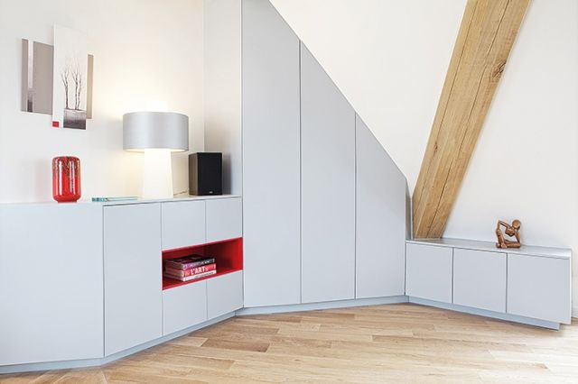 جانب من غرفة النوم تحتله وحدات من الخزائن