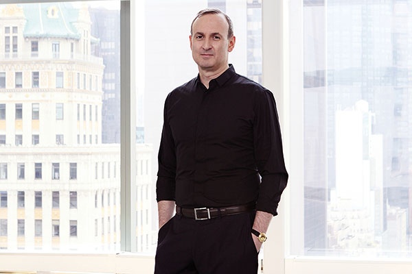 الكاتب وخبير الشمّ شاندلر بور: «عطور ديور تحف استثنائية تفجّر مشهد الحقبات التي تمثلها»