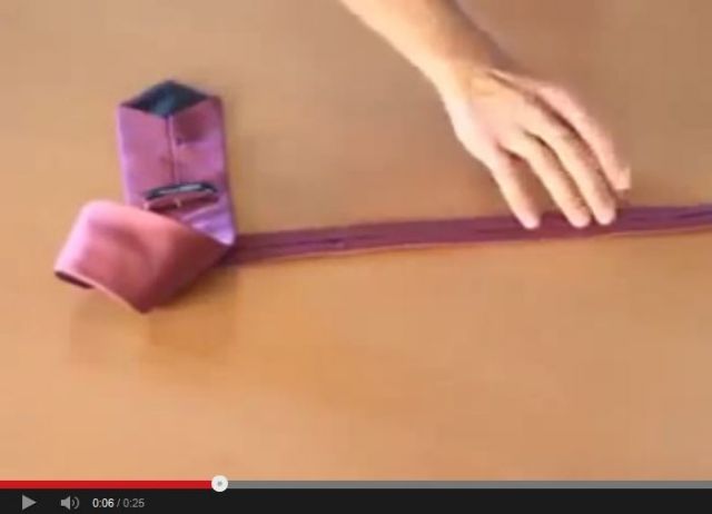 بالفيديو -  أسهل طريقة لعقد ربطة العنق