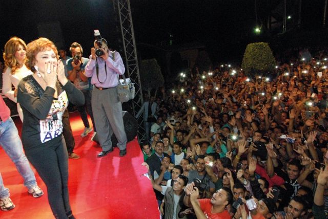  لبلبة تحيي جمهورها على المسرح